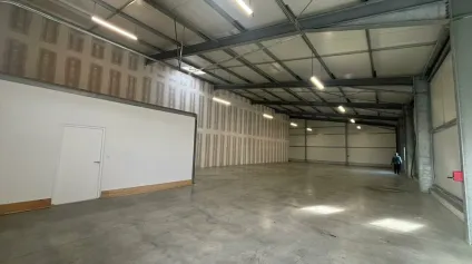 À LOUER  Bâtiment d'activité récent de 380 m² avec prestations haut de gamme  Zone d'activités de Soullans - Offre immobilière - Arthur Loyd