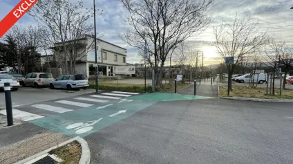 À vendre  Ensemble immobilier d'activités d'environ 2.000 m² sur parcelle de 4.855 m²  APT (84400) - Offre immobilière - Arthur Loyd