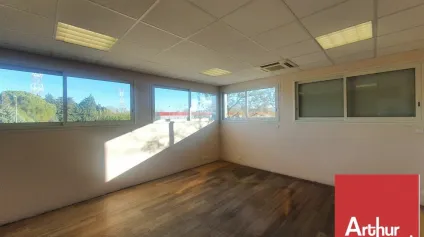 PIERRELATTE - A LOUER BÂTIMENT INDÉPENDANT DE BUREAUX DIVISIBLES AVEC NOMBREUSES PLACES DE PARKING - Offre immobilière - Arthur Loyd