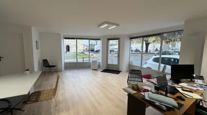 Local commercial rénové disponible au centre-ville de LA COURONNE - Offre immobilière - Arthur Loyd