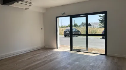 STOCKAGE - 184 M2 - DONGES - PORTE SECTIONNELLE - BUREAUX - A VENDRE - Offre immobilière - Arthur Loyd