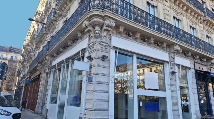 LOCAL COMMERCIAL 106 M² A LOUER GRENOBLE HYPER CENTRE VICTOR HUGO - Offre immobilière - Arthur Loyd