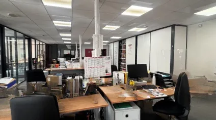 À VENDRE : Bureaux au 2ème étage d'un immeuble construit en 2016, bon état, lumineux avec cloisons modulables. À St Just St Rambert au sein d'une zone mixte commerciale et tertiaire, ... - Offre immobilière - Arthur Loyd