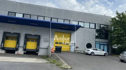 ENTREPOT A QUAI ET PLEIN PIED A LOUER COMBS LA VILLE - Offre immobilière - Arthur Loyd