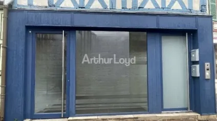 A LOUER CHALONS EN CHAMPAGNE AVEC UNE BELLE VISIBILITÉ - LOCAL COMMERCIAL D'ENVIRON 40m2 - Offre immobilière - Arthur Loyd