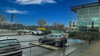 CARRE SUD - Face Décathlon - Beau local commercial à louer - Pas de droit d'entrée - Offre immobilière - Arthur Loyd