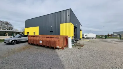 Local d'activité à louer  Vouillé, 250 m² avec bureau et grande hauteur sous plafond - Offre immobilière - Arthur Loyd