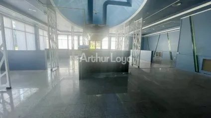 Secteur Nord-est de Reims.Local commercial d'environ 310m2 - toutes activités possibles - flux véhicules très important +++ - Offre immobilière - Arthur Loyd