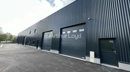 A louer, ensemble de locaux d'activités livrés brutes de béton, fluides en attente dans la zone Farman - Offre immobilière - Arthur Loyd