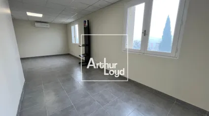 Local d'activités avec bureaux et entrepôt à vendre à Vauvert - Accessibilité optimale pour activité logistique et tertiaire - Offre immobilière - Arthur Loyd