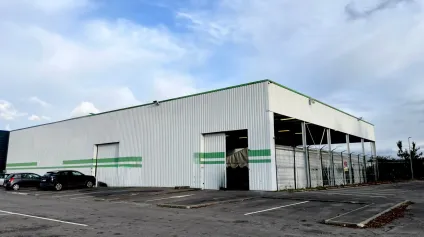Local commercial d'une surface de 1200 m2 avec un bâti sous auvent de 550 m2, situé à proximité de grandes enseignes nationales en zone commerciale à Soissons. Possibilité d'une seul... - Offre immobilière - Arthur Loyd