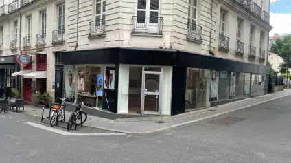 Local commercial à louer avec droit d'entrée Nantes centre ville avec une belle vitrine d'environ 95 m2 - Offre immobilière - Arthur Loyd