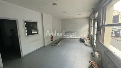 Bureaux de 52 m² non divisibles à louer à Epernay, idéalement situés pour votre entreprise. Accès facile aux transports en commun et proximité des commodités. Parfait pour un espac... - Offre immobilière - Arthur Loyd