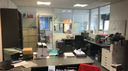 Local d'activités avec bureaux et showroom - à la location - dans la ZI de Corbas - Offre immobilière - Arthur Loyd