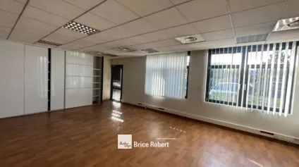 A louer - Bureaux avec proximité immédiate de la Rocade - Chassieu - Offre immobilière - Arthur Loyd