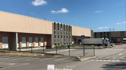 A Louer - Bâtiments d'activités avec quais avec une cour pour camions- Corbas - Offre immobilière - Arthur Loyd