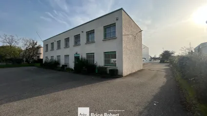 A vendre - Entrepôt indépendant avec un un accès camionnettes - Chassieu - Offre immobilière - Arthur Loyd