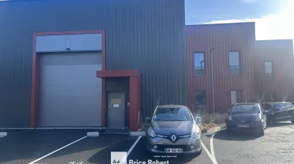 A louer - Local d'activités de 460 m² avec une porte sectionnelle électrique - Chassieu - Offre immobilière - Arthur Loyd