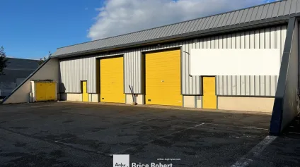 A louer - local d'activités avec bureaux en R+1 avec une porte sectionnelle électrique - Vaulx-en Velin - Offre immobilière - Arthur Loyd