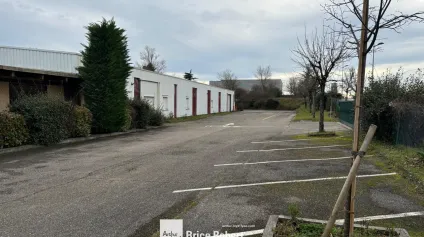 A louer - Bâtiment d'activités avec bureaux sur 2 niveaux situé sur un site indépendant et clos - Rillieux -la-Pape - Offre immobilière - Arthur Loyd