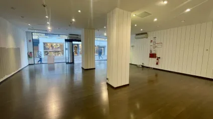 Vous recherchez un emplacement dans l'hyper-centre de Charleville-Mézières ?Nous disposons de ce local commercial idéalement situé sur la voie piétonne, d'une surface totale d'enviro... - Offre immobilière - Arthur Loyd