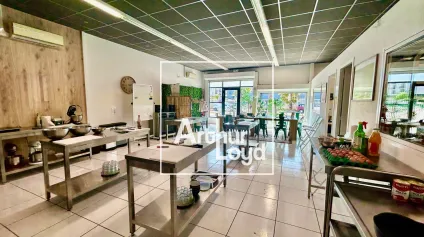 Local commercial 113 m² à louer - Vitrine, visibilité, parking - Idéal point de vente ou showroom - Offre immobilière - Arthur Loyd