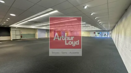 Local commercial 640m² - Saint Parres-aux-Tertres - Offre immobilière - Arthur Loyd