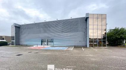 A louer - Locaux commerciaux spacieux - Saint Bonnet de Mure - Offre immobilière - Arthur Loyd