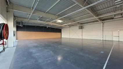 A LOUER LOCAL COMMERCIAL DE 400 m2 - AXE PASSANT - LES SABLES D'OLONNE - Offre immobilière - Arthur Loyd