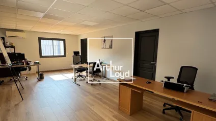 Location de local d'activité avec bureaux à Saint-Jean-de-Védas - Environnement dynamique et accès autoroutier immédiat - Offre immobilière - Arthur Loyd
