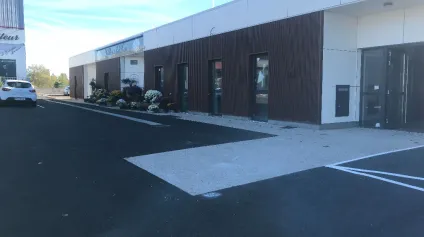 LOCATION BUREAUX OU COMMERCE NIORT PROCHE CENTRE VILLE 140m2 AVEC PARKINGS - Offre immobilière - Arthur Loyd