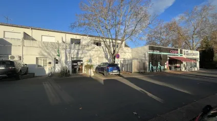 A VENDRE LOCAL COMMERCIAL - PLACE CENTRE VILLE CHASSENEUIL DU POITOU - Offre immobilière - Arthur Loyd