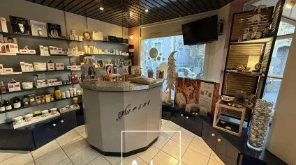 Local d'activité avec vitrines en angle, parkings et accès PMR  idéal cabinets, esthétique, bien-être ou activité de services - Offre immobilière - Arthur Loyd