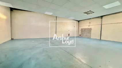 Local d'activité avec showroom climatisé et bureaux - Environnement professionnel et accès poids-lourds - Offre immobilière - Arthur Loyd