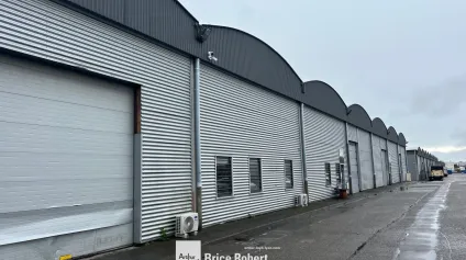 A louer - Locaux d'activités divisibles à partir de 510 m² dans un parc d'activités avec bureaux aménagés - Saint Priest - Offre immobilière - Arthur Loyd