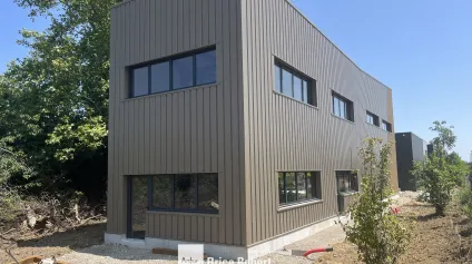A louer - Local d'activités indépendant sur son terrain privatif sécurisé par un portail électrique - Brindas - Offre immobilière - Arthur Loyd
