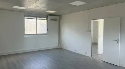 TOURS SUD - SAINT-AVERTIN LES GRANGES GALAND A10 - A LOUER 91 M² BUREAUX - 3 PARKINGS - Offre immobilière - Arthur Loyd