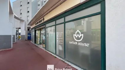 A louer - Locaux commerciaux lumineux - Meyzieu - Offre immobilière - Arthur Loyd