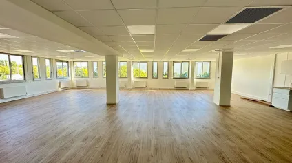 LOCAUX EN RÉNOVATION AIX POLE D'ACTIVITÉ AU 2ÈME ÉTAGE - Offre immobilière - Arthur Loyd