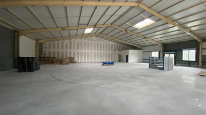 A LOUER local d'activité 683.1m² environ - Tonnay-Charente - Offre immobilière - Arthur Loyd