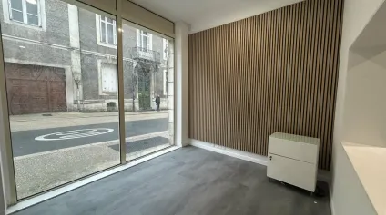 A LOUER - LOCAL COMMERCIAL AVEC VITRINE SUR AXE PASSANT À POITIERS - 105m² - Offre immobilière - Arthur Loyd