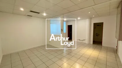 Local professionnel Nîmes - Valmédica : Bureaux 70 m² climatisés PMR, idéal professions médicales/tertiaires - A vendre - Offre immobilière - Arthur Loyd