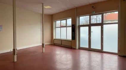 Surface commerciale/bureaux de 500 m2 environ à la vente situé en rez-de-chaussée au sein d'une copropriété avec parking privé.Local lumineux, situé sur un axe passant avec excelle... - Offre immobilière - Arthur Loyd