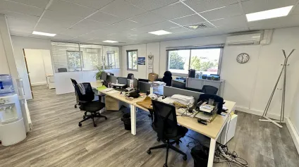 BUREAUX À LOUER À PROXIMITÉ DE L'AÉROPORT AVEC PARKING - Offre immobilière - Arthur Loyd