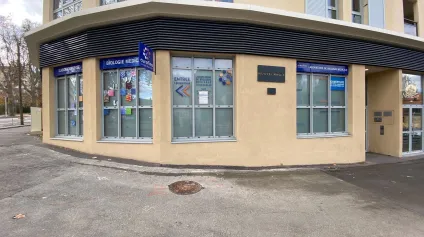 LOCAL COMMERCIAL PONT DE L'ARC - Offre immobilière - Arthur Loyd