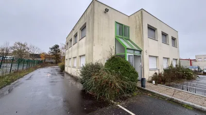 BÂTIMENT INDÉPENDANT DE BUREAUX À LOUER-535 M ²-TREILLIÈRES - Offre immobilière - Arthur Loyd