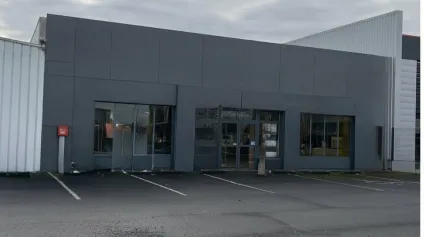 A VENDRE CELLULE 290M2 ZONE COMMERCIALE NIORT MENDES FRANCE - Offre immobilière - Arthur Loyd