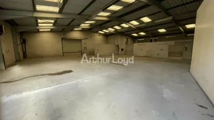 Grand local d'activité avec Bureaux - Offre immobilière - Arthur Loyd