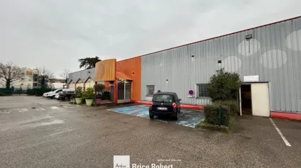 A louer - Locaux d'activités avec une surface 1000m² et un environnement mixte - Saint Priest - Offre immobilière - Arthur Loyd