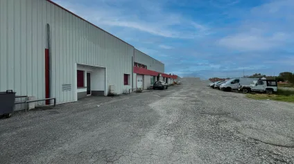 Location bureaux avec stockage et parking à Saint-Hilaire-de-Brethmas - Offre immobilière - Arthur Loyd
